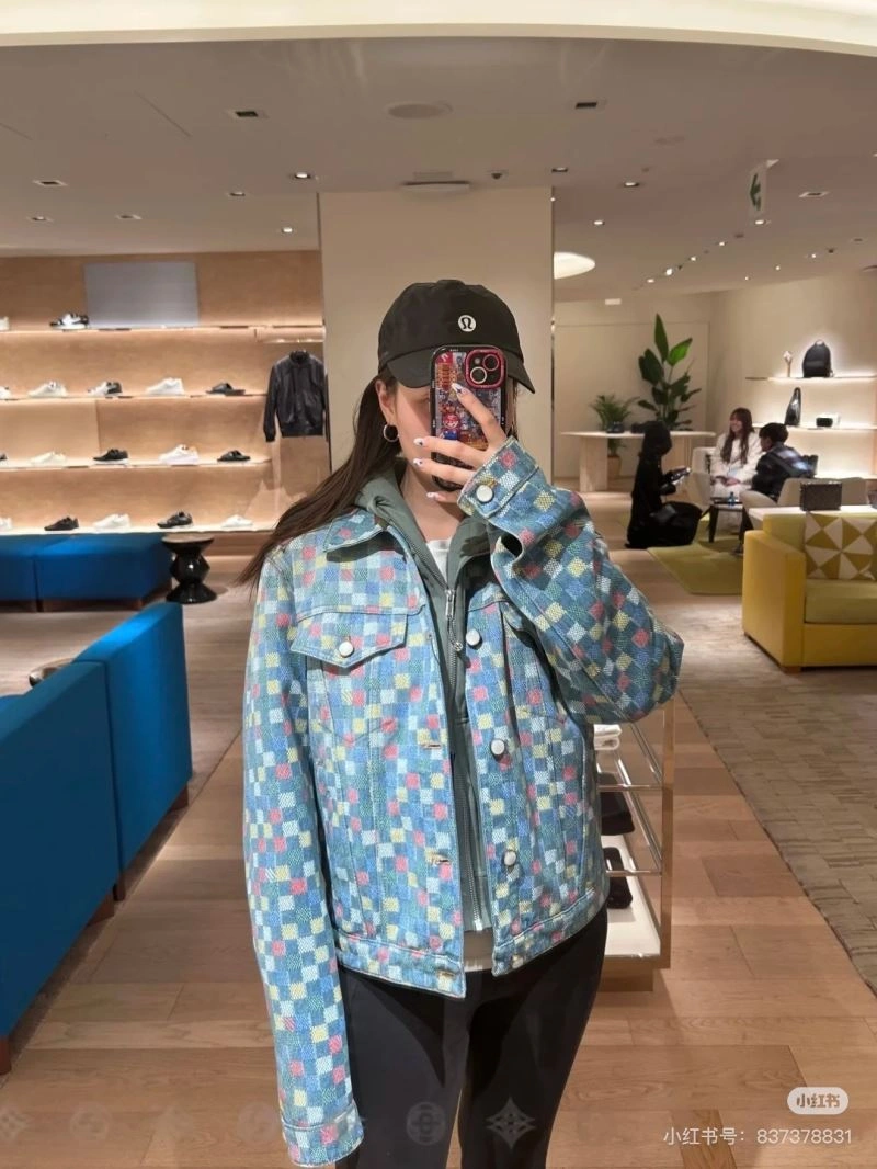 Sophisticated Louis Vuitton Outwear 138633