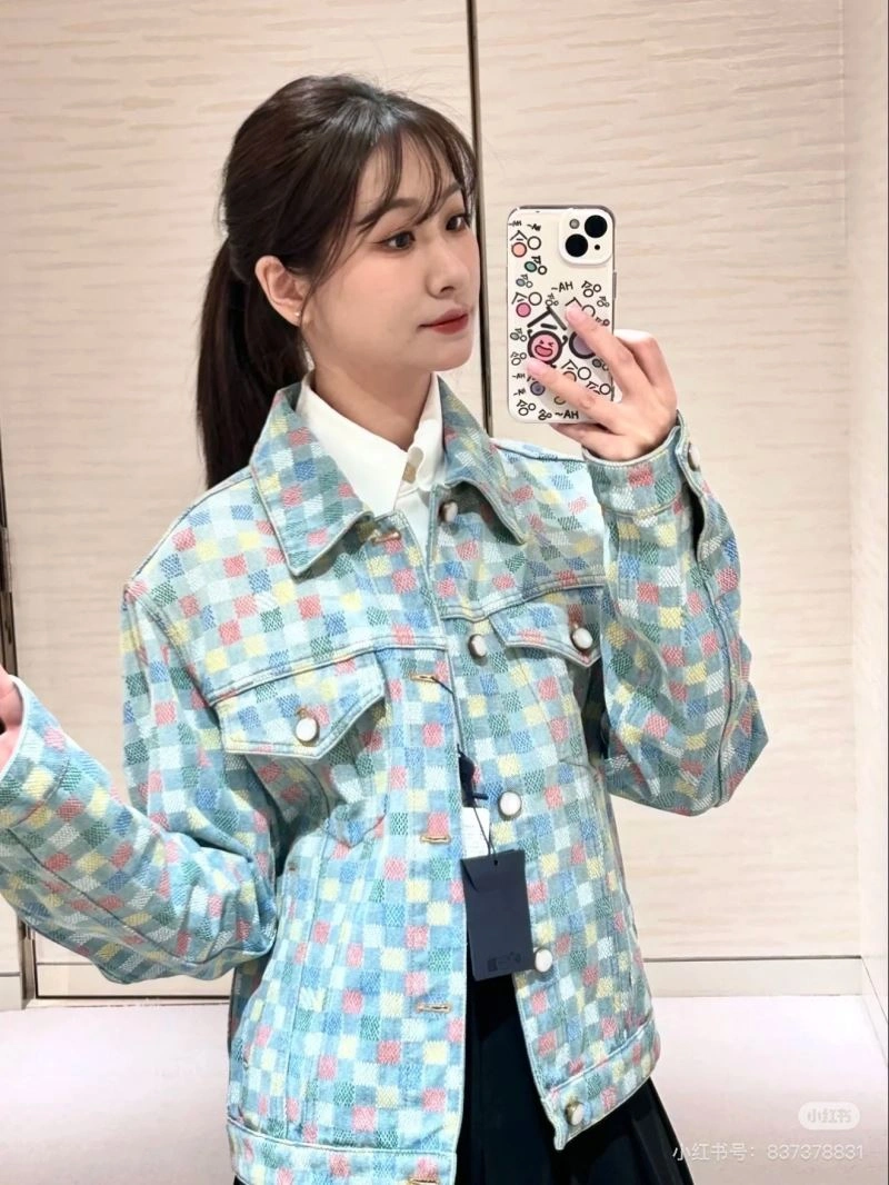 Sophisticated Louis Vuitton Outwear 138633