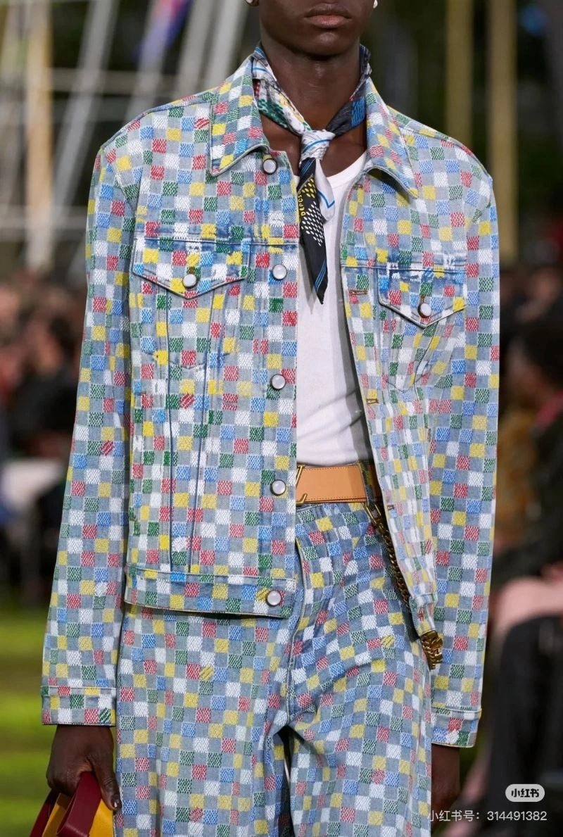 Sophisticated Louis Vuitton Outwear 138633