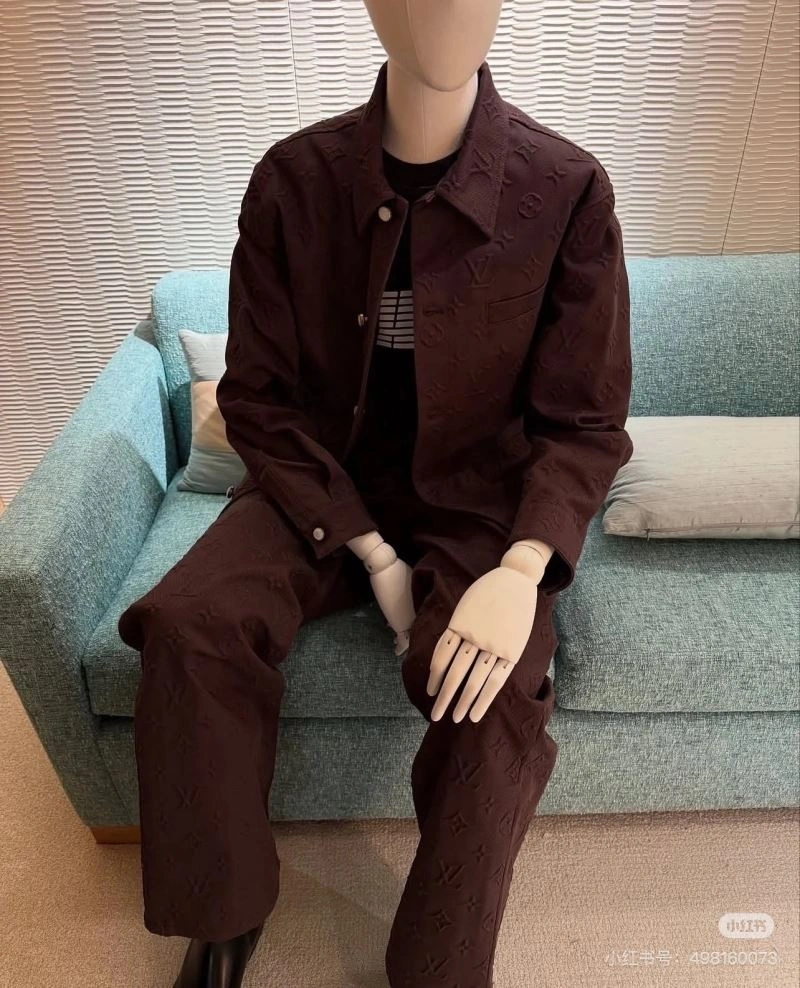 Sporty Louis Vuitton Outwear 138632