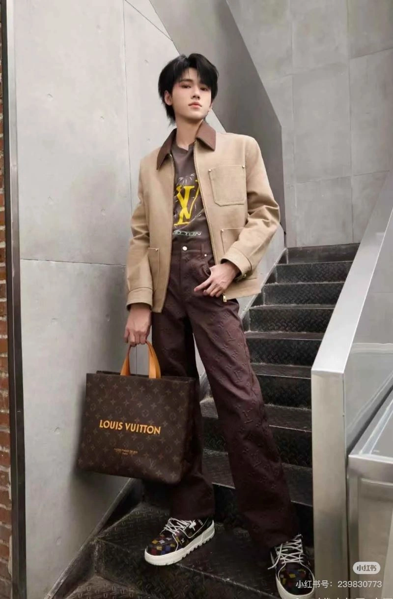 Sporty Louis Vuitton Outwear 138632
