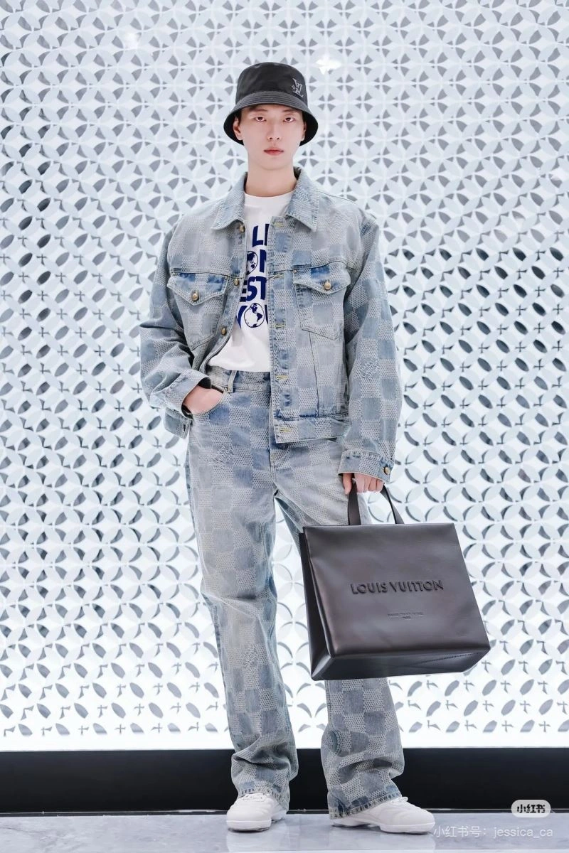 Practical Louis Vuitton Outwear 138612