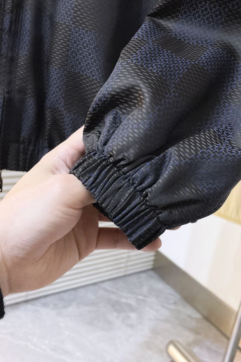 Flexible Louis Vuitton Outwear 139091