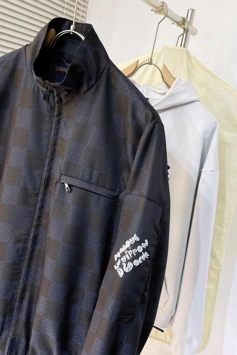 Flexible Louis Vuitton Outwear 139091