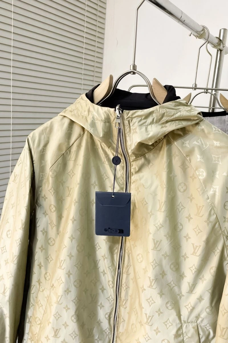 Flexible Louis Vuitton Outwear 139083