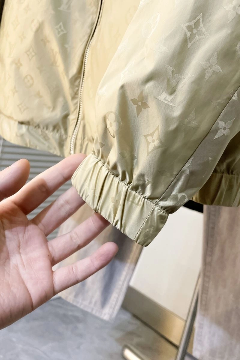 Flexible Louis Vuitton Outwear 139083