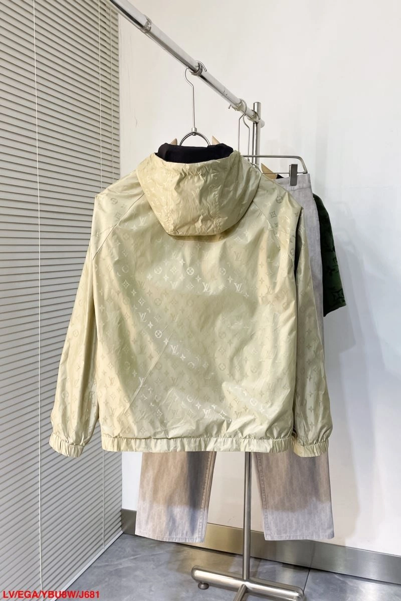 Flexible Louis Vuitton Outwear 139083