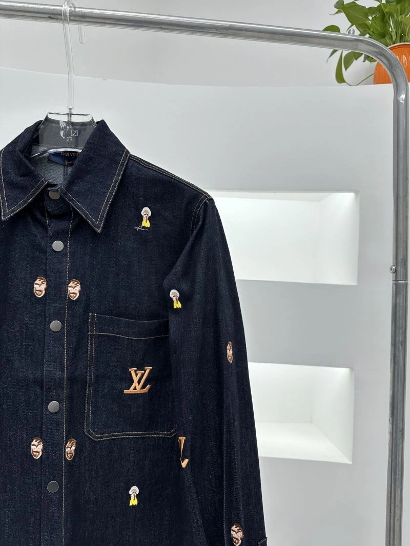 Sporty Louis Vuitton Outwear 139058