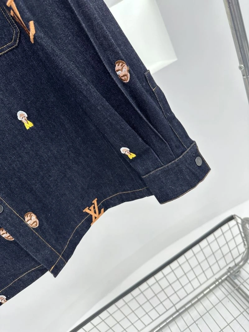 Sporty Louis Vuitton Outwear 139058