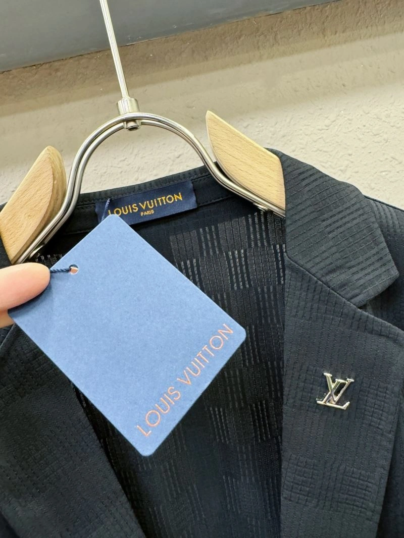 Flexible Louis Vuitton Outwear 137769