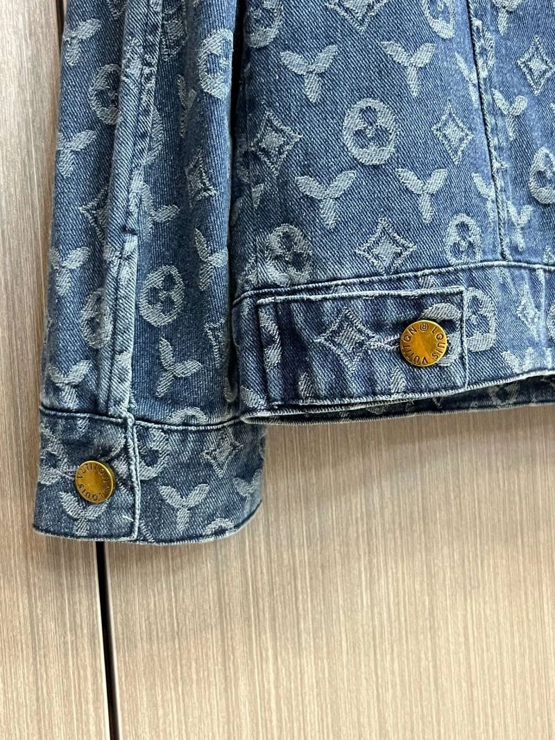 Bold Louis Vuitton Outwear 137703