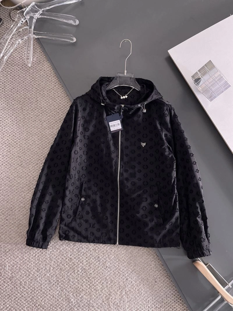Snug Louis Vuitton Outwear 137658