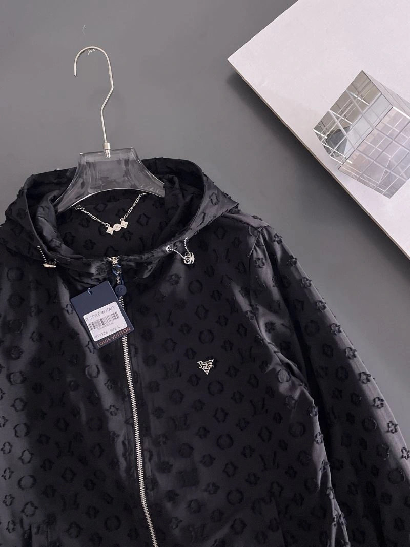 Snug Louis Vuitton Outwear 137658