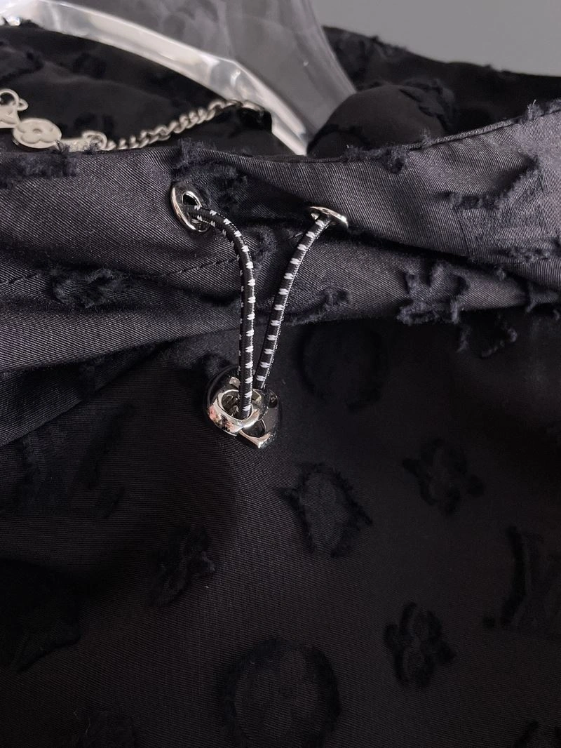 Snug Louis Vuitton Outwear 137658