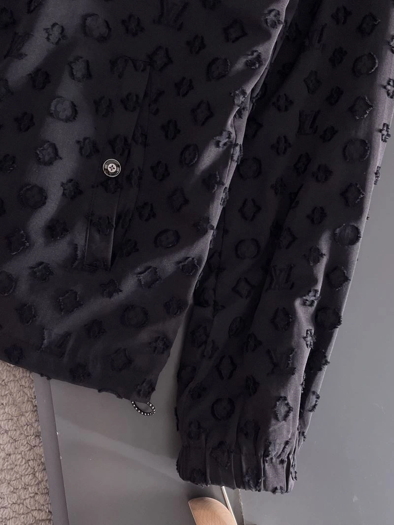 Snug Louis Vuitton Outwear 137658
