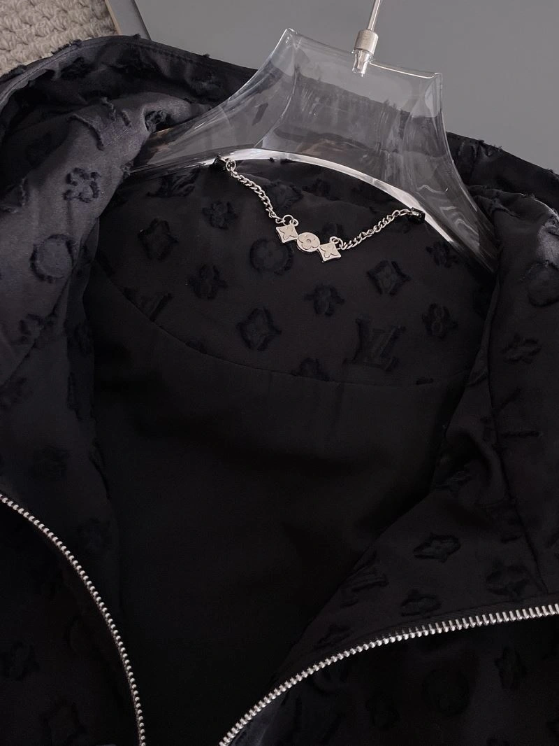 Snug Louis Vuitton Outwear 137658