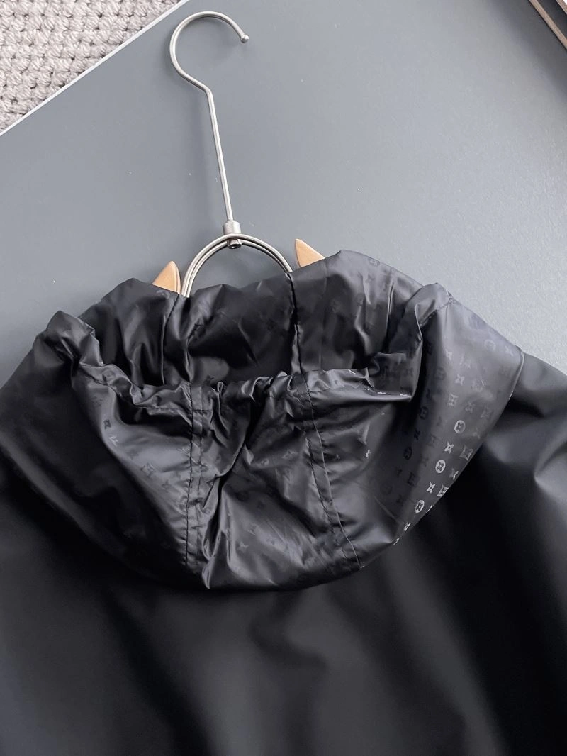 Breathable Louis Vuitton Outwear 137648