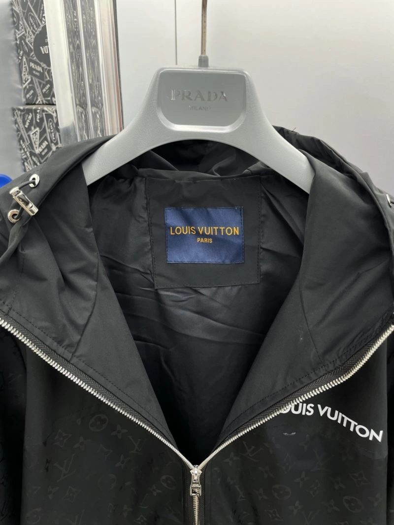 Breathable Louis Vuitton Outwear 137575