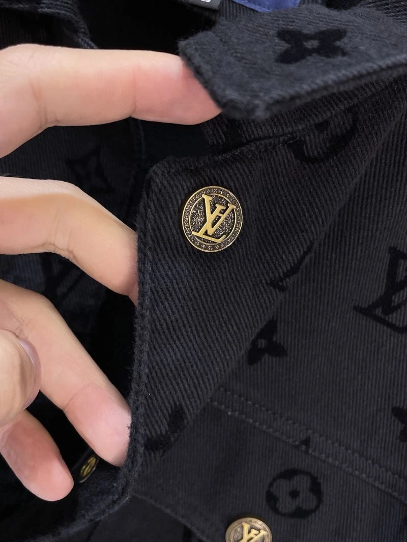 Soft Louis Vuitton Outwear 137546