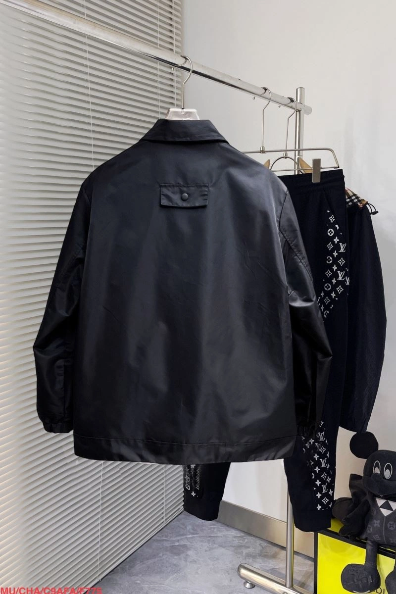 Sporty Louis Vuitton Outwear 136894