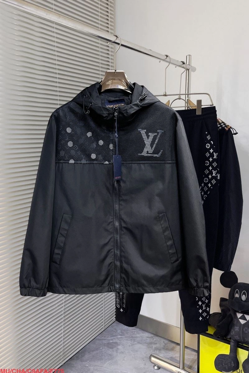 Louis Vuitton Outwear Resilient 136887