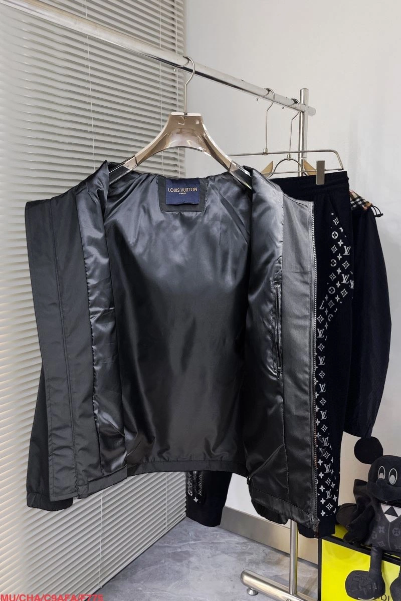 Louis Vuitton Outwear Resilient 136887