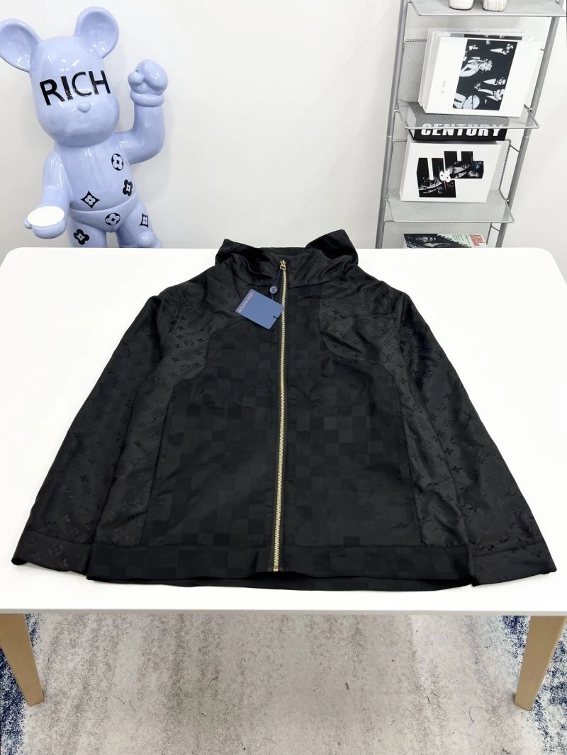 Louis Vuitton Outwear Sporty 136886