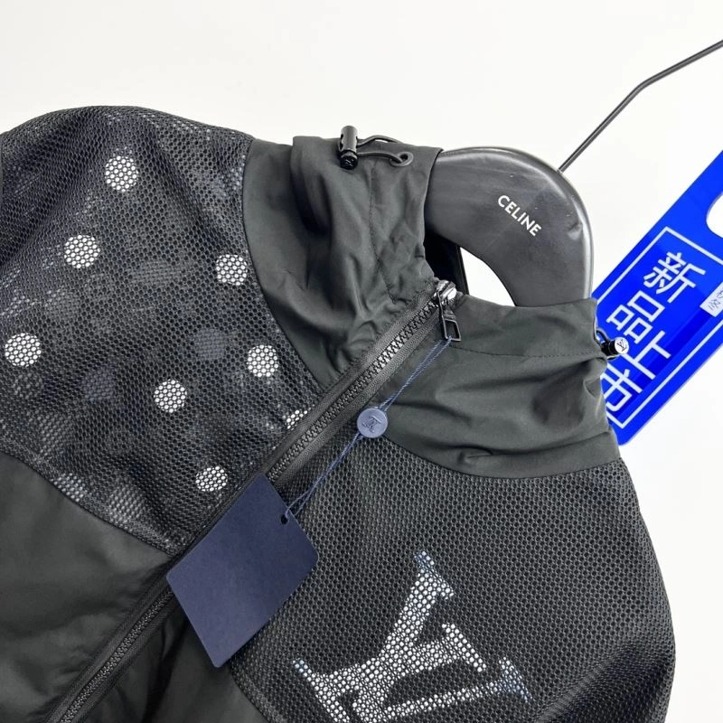 Neat Louis Vuitton Outwear 136869