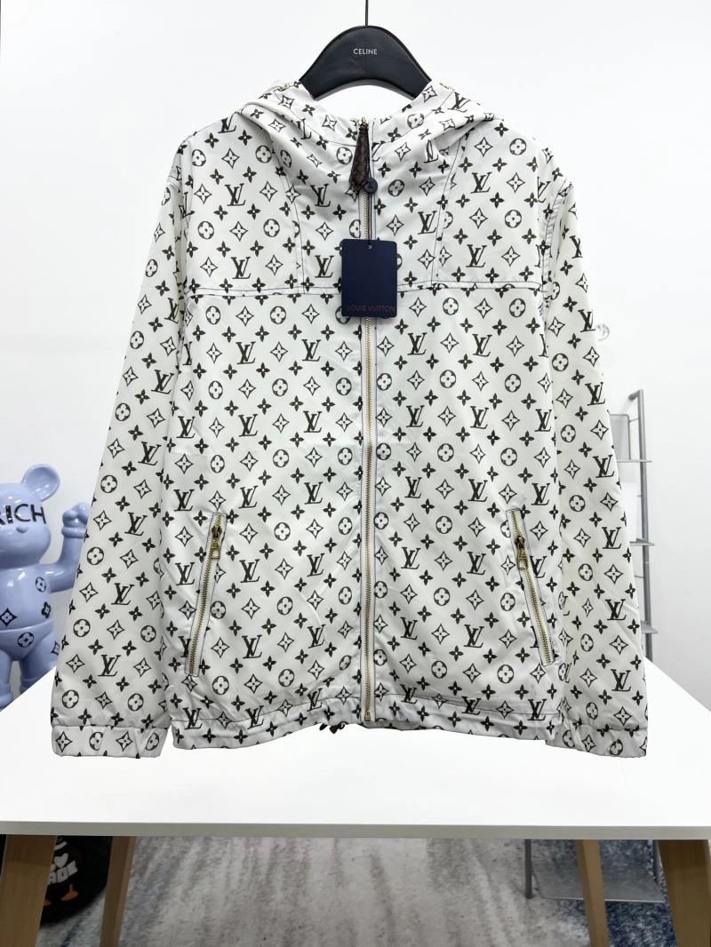 Sporty Louis Vuitton Outwear 136885