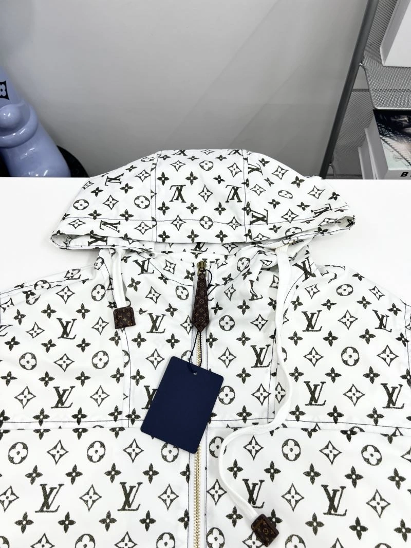 Sporty Louis Vuitton Outwear 136885