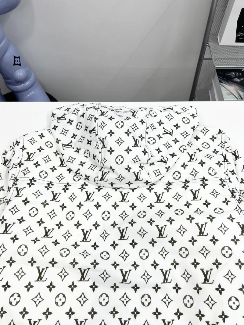 Sporty Louis Vuitton Outwear 136885