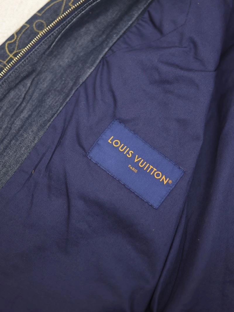 Unisex Louis Vuitton Outwear 136824