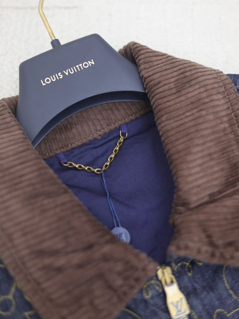 Unisex Louis Vuitton Outwear 136824