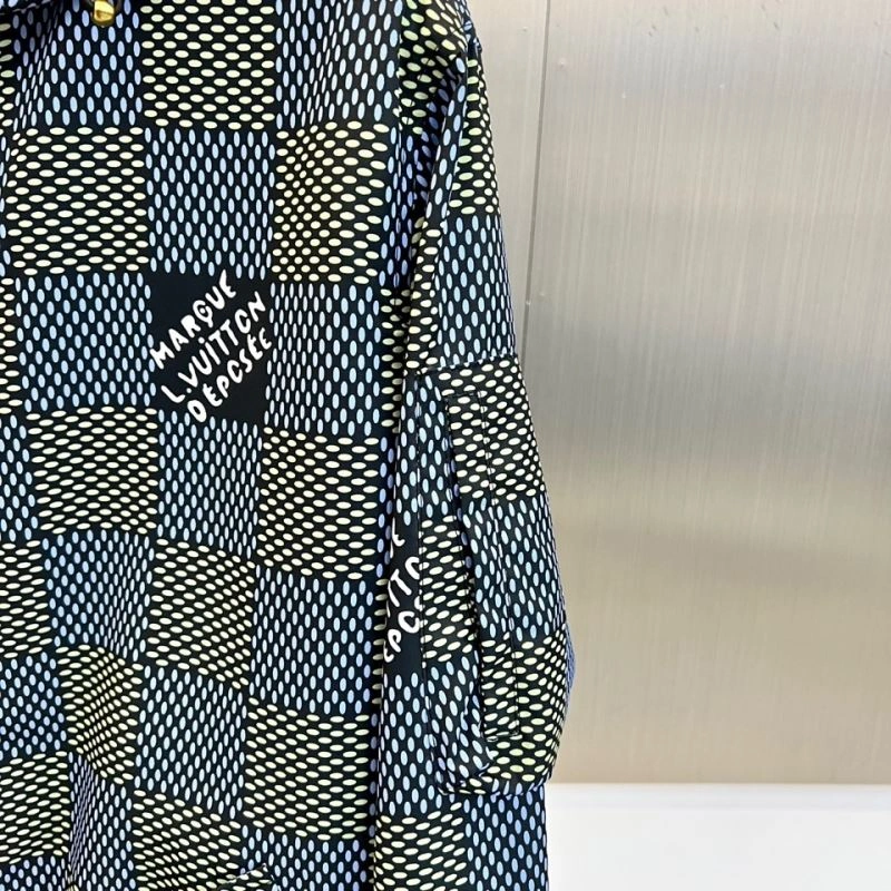 Breathable Louis Vuitton Outwear 136833