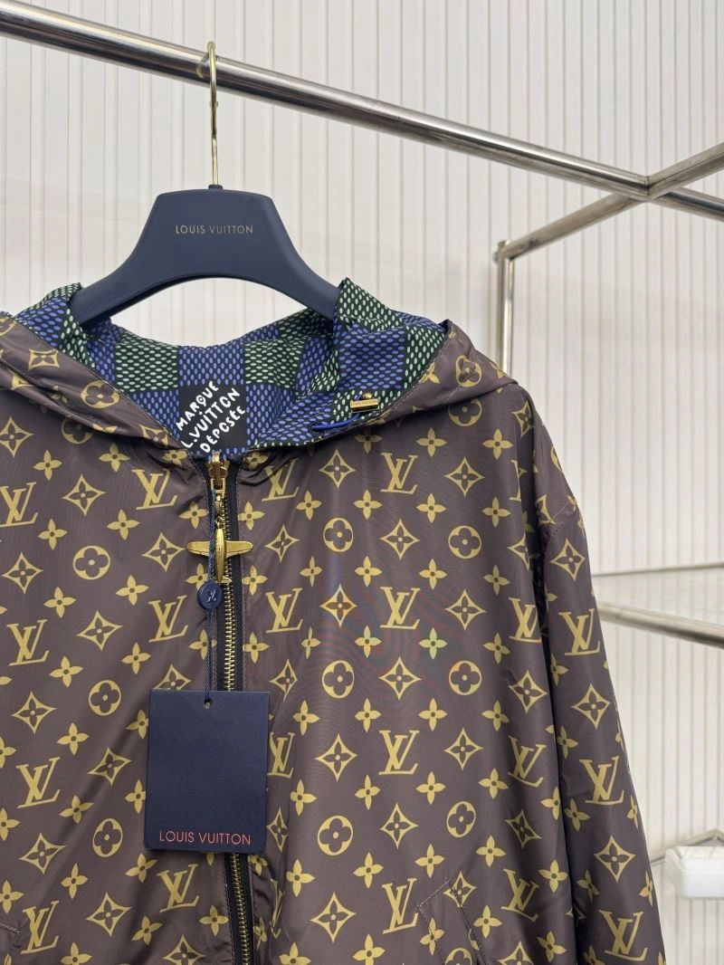 Compact Louis Vuitton Outwear 136806