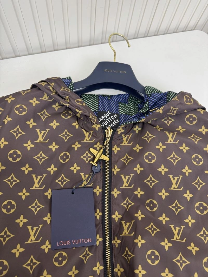 Compact Louis Vuitton Outwear 136806