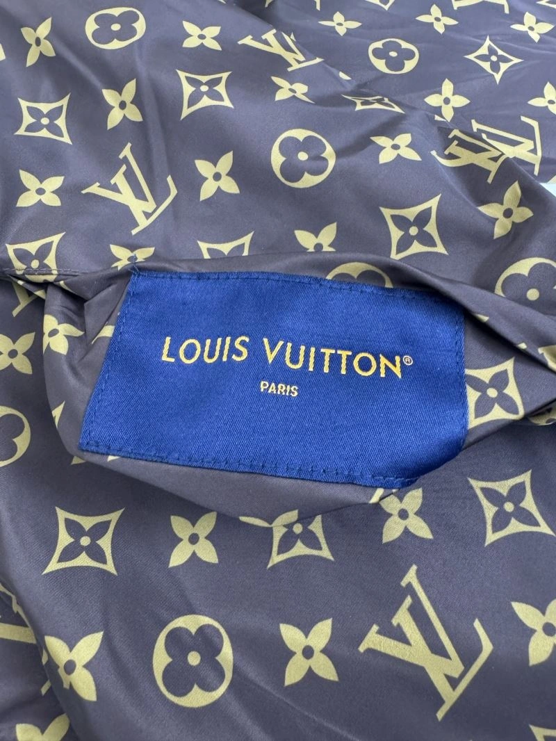 Compact Louis Vuitton Outwear 136806