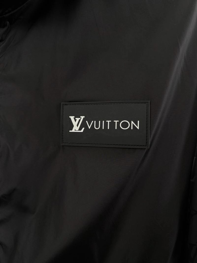 SmoothTexture Louis Vuitton Outwear 136760
