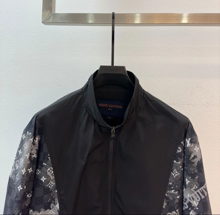 Stretchable Louis Vuitton Outwear 136752