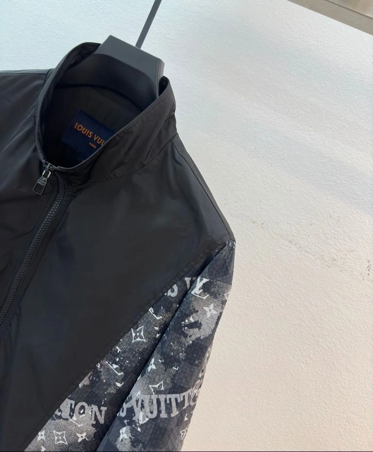 Stretchable Louis Vuitton Outwear 136752