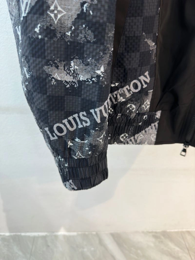 Stretchable Louis Vuitton Outwear 136752