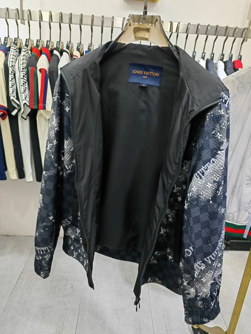 Louis Vuitton Outwear Lightweight 136751