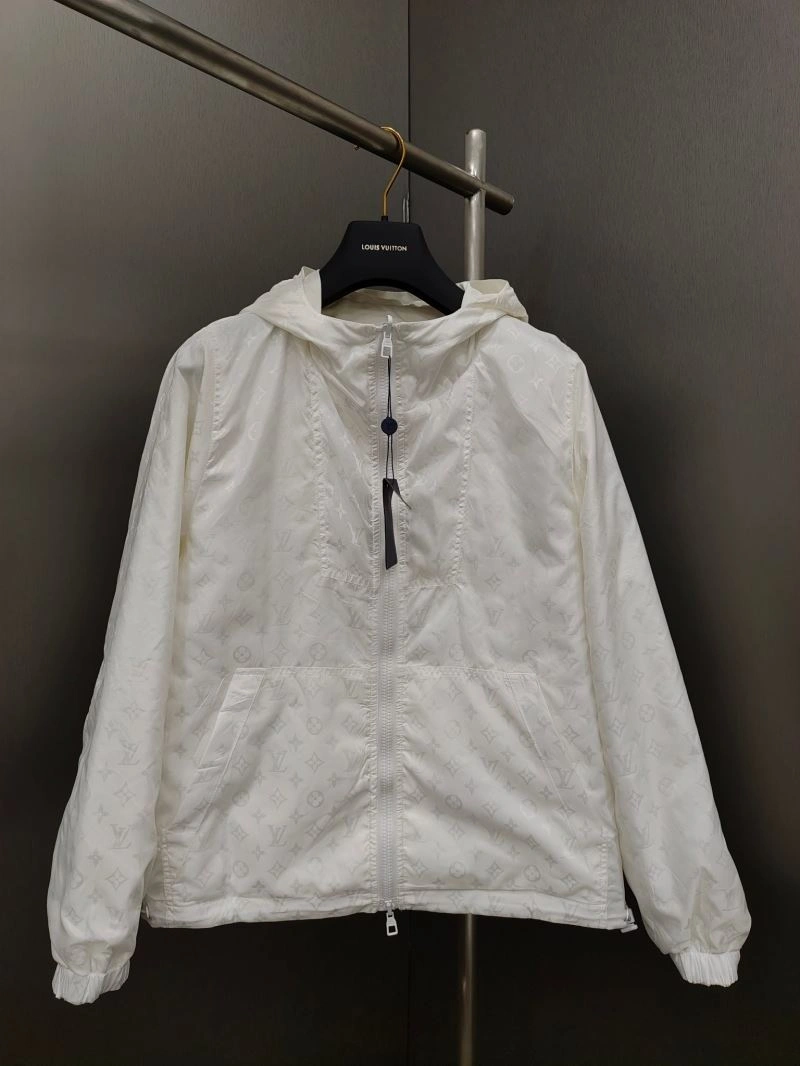 Neat Louis Vuitton Outwear 136718