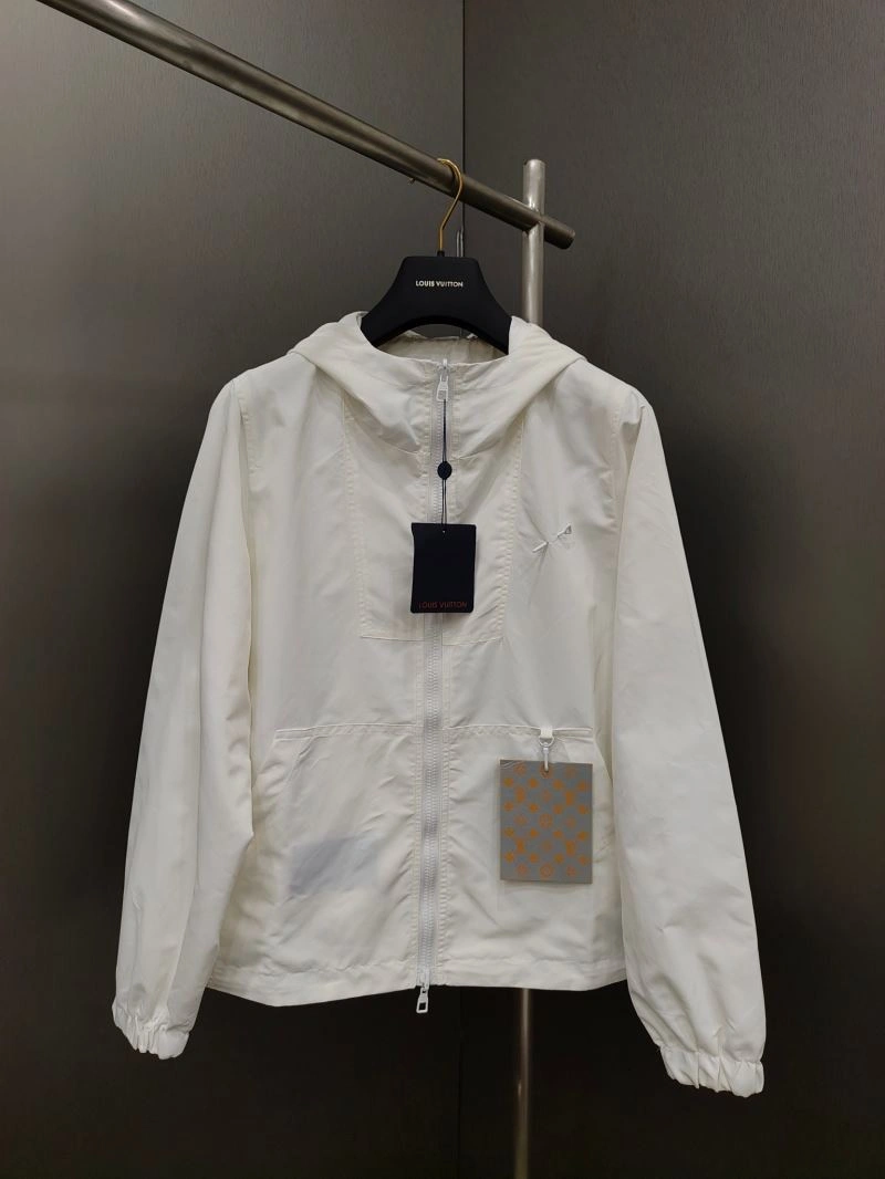 Neat Louis Vuitton Outwear 136718