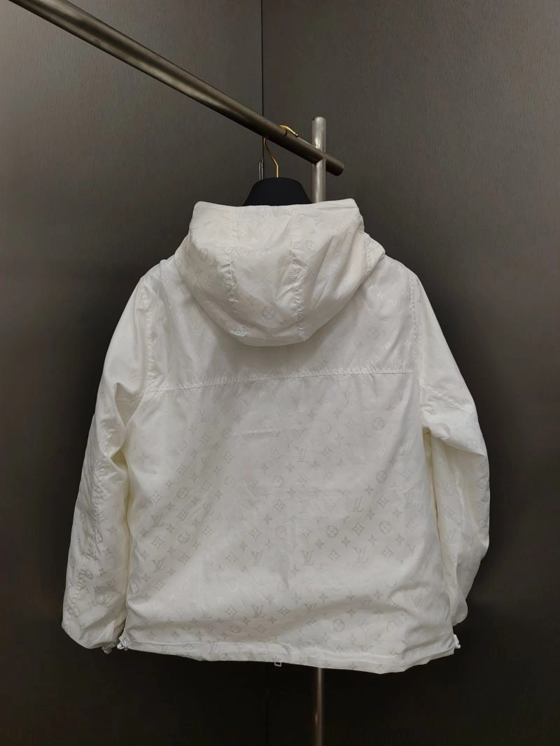 Neat Louis Vuitton Outwear 136718