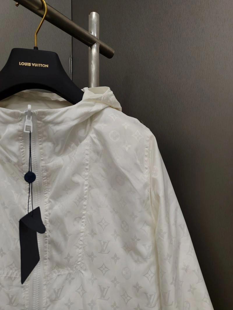 Neat Louis Vuitton Outwear 136718