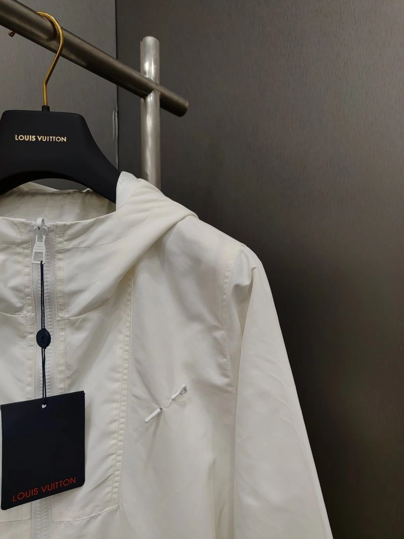 Neat Louis Vuitton Outwear 136718
