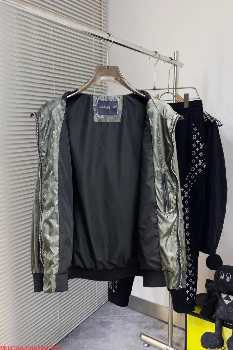 Lightweight Louis Vuitton Outwear 136696