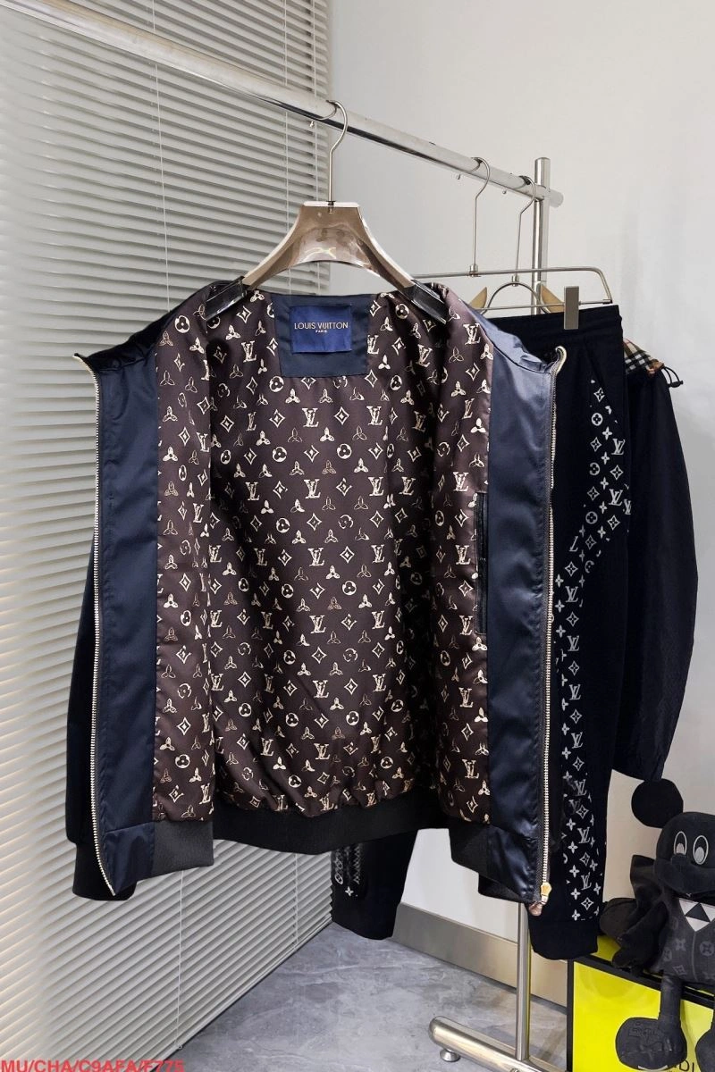 TechFriendly Louis Vuitton Outwear 136693