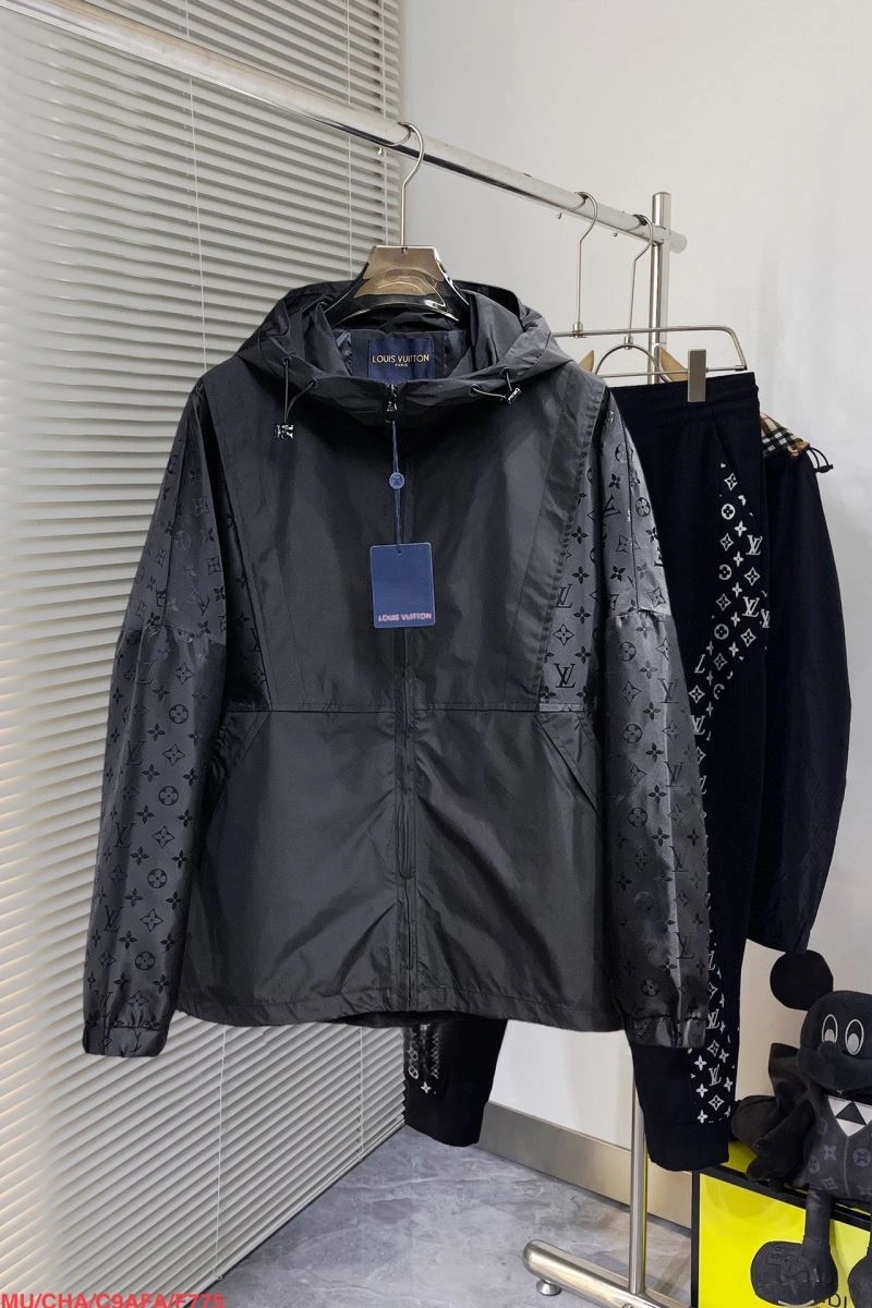Chic Louis Vuitton Outwear 136703